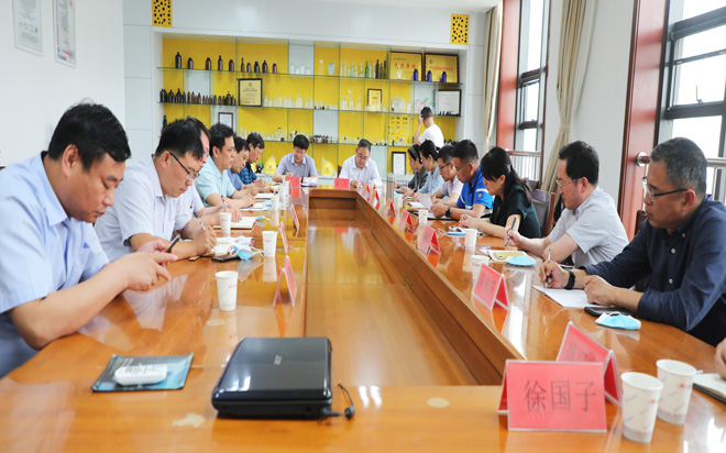 市人民銀行副行長(zhǎng)劉潔來公司座談參觀大.jpg 市人民銀行副行長(zhǎng)劉潔來公司座談參觀大.jpg